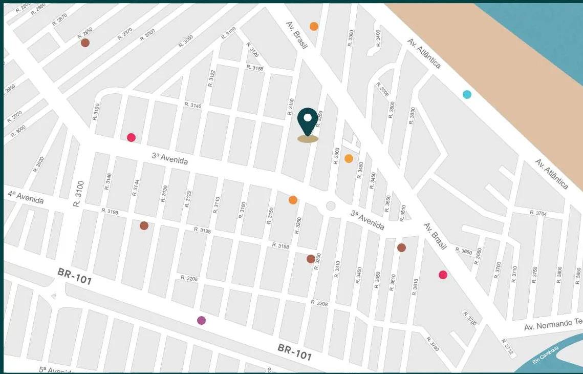 Mapa do Centro de Balneário Camboriú com a posição do Ápice Towers assinalada, entre a Terceira Avenida e a Avenida Brasil, com a Avenida Atlântica e a praia à direita