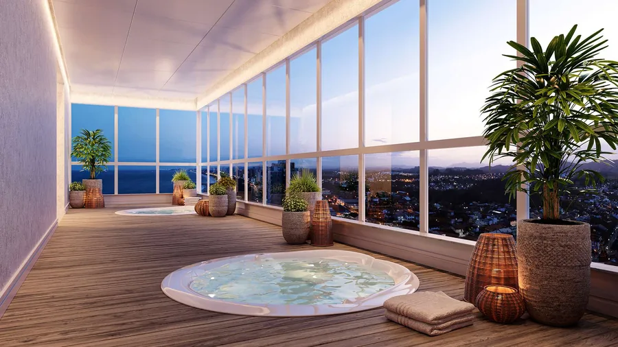 Ofurô redondo sobre deck de madeira, diante de janelas do piso ao teto com vista para a cidade e o mar