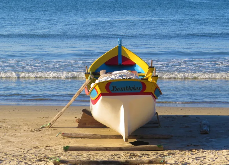 Baleeira ancorada em praia de Bombinhas
