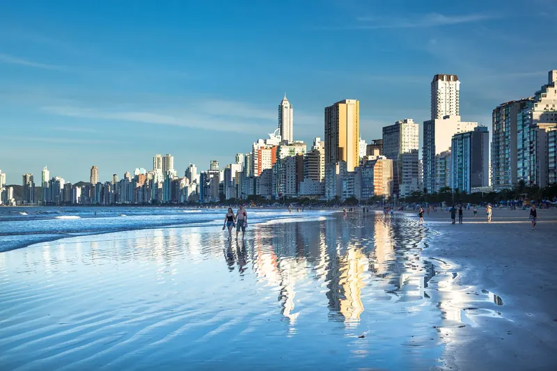 Praia central de Balneário Camboriú com a orla urbana ao fundo