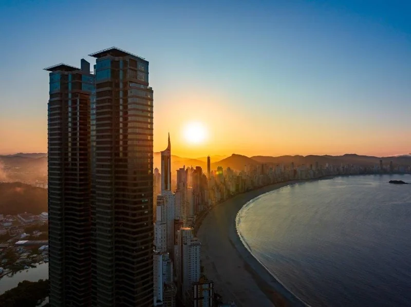 Torres de Balneário Camboriú ao amanhecer, vistas da orla