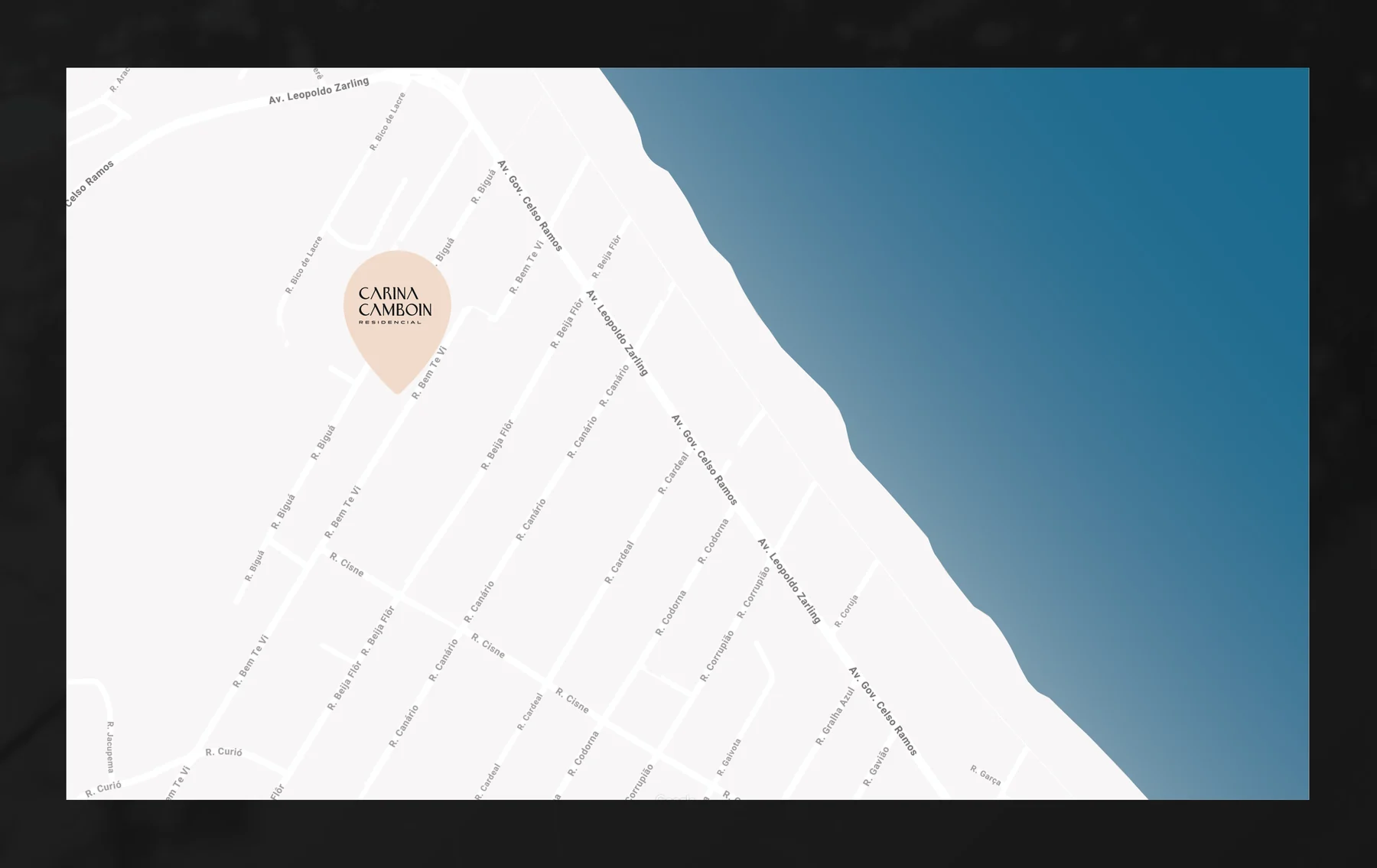 Mapa do bairro de Bombas com o marcador do Carina Camboin entre a Rua Biguá e a Rua Bem-te-vi, a malha de ruas e o mar à direita