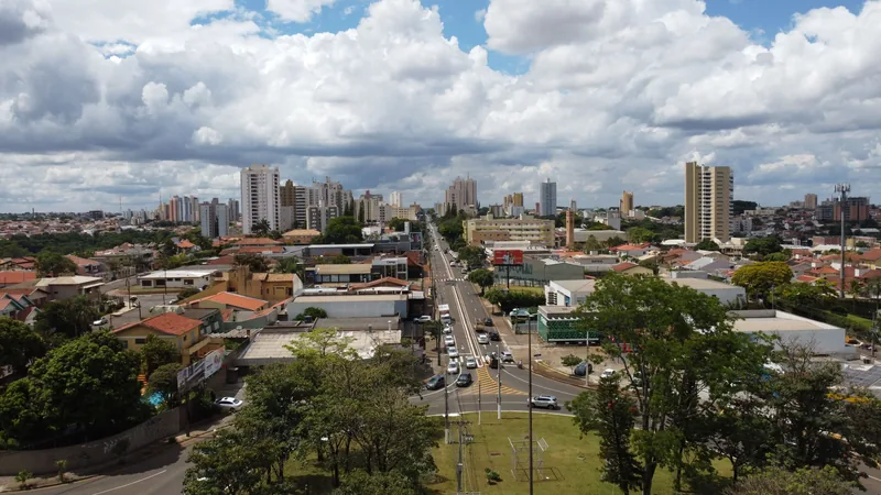 Vista aérea de Cascavel, com a avenida cortando a cidade e os prédios do centro ao fundo