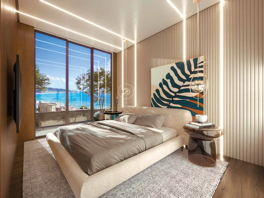 Suíte master da cobertura, com cama de casal, painel ripado e janela do piso ao teto para o mar