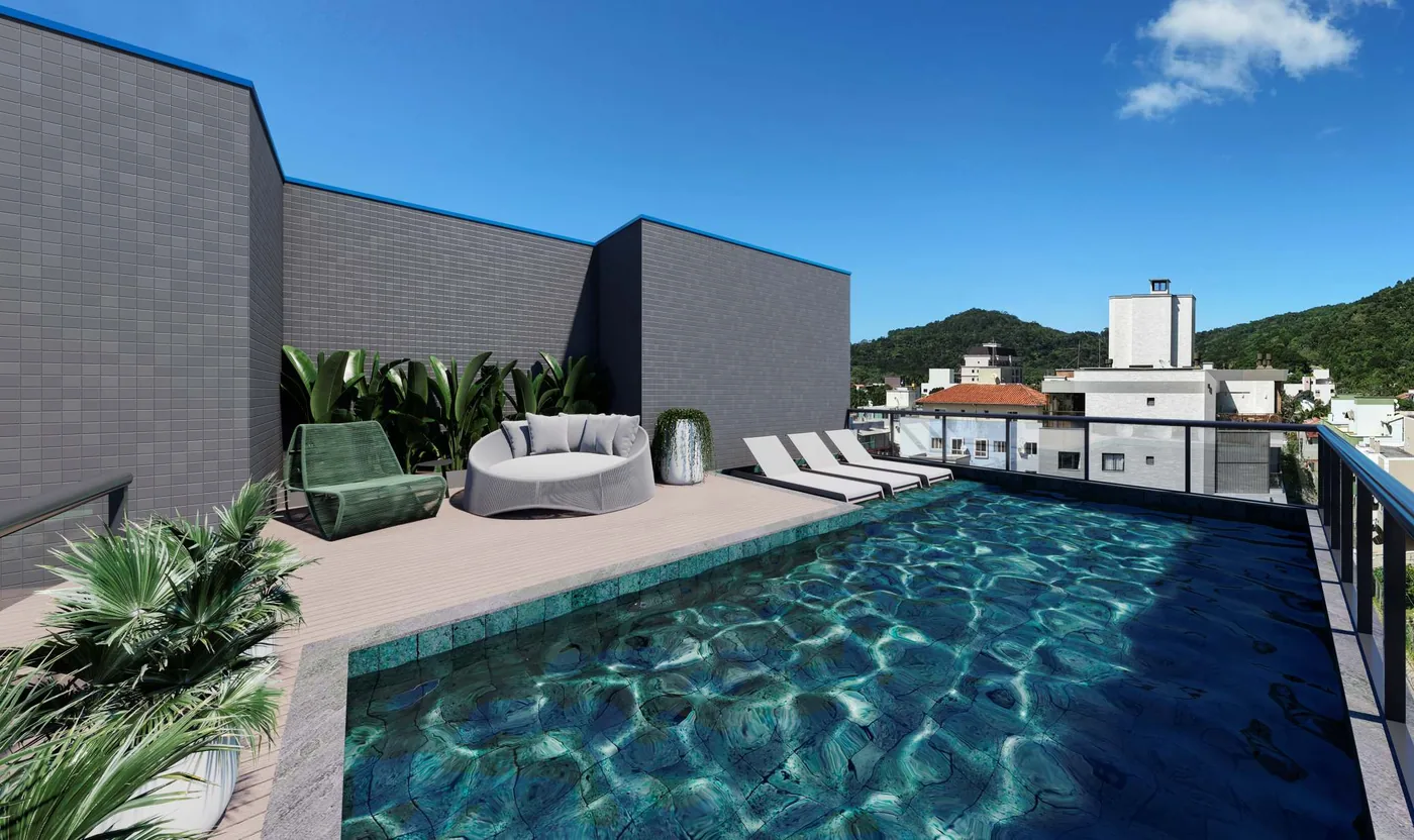 Solarium ao lado da piscina do rooftop, com espreguiçadeiras, sofá curvo redondo, plantas em vasos baixos e o morro ao fundo