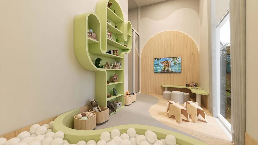 Brinquedoteca com marcenaria verde em forma de árvore, piscina de bolinhas e mesa infantil