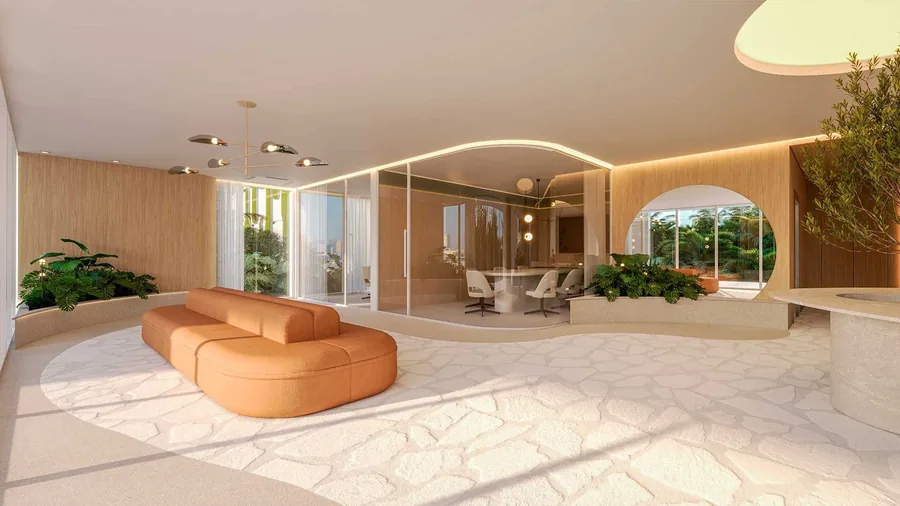 Lounge da área comum com sofá curvo laranja, poltronas claras e jardim visível pelas janelas