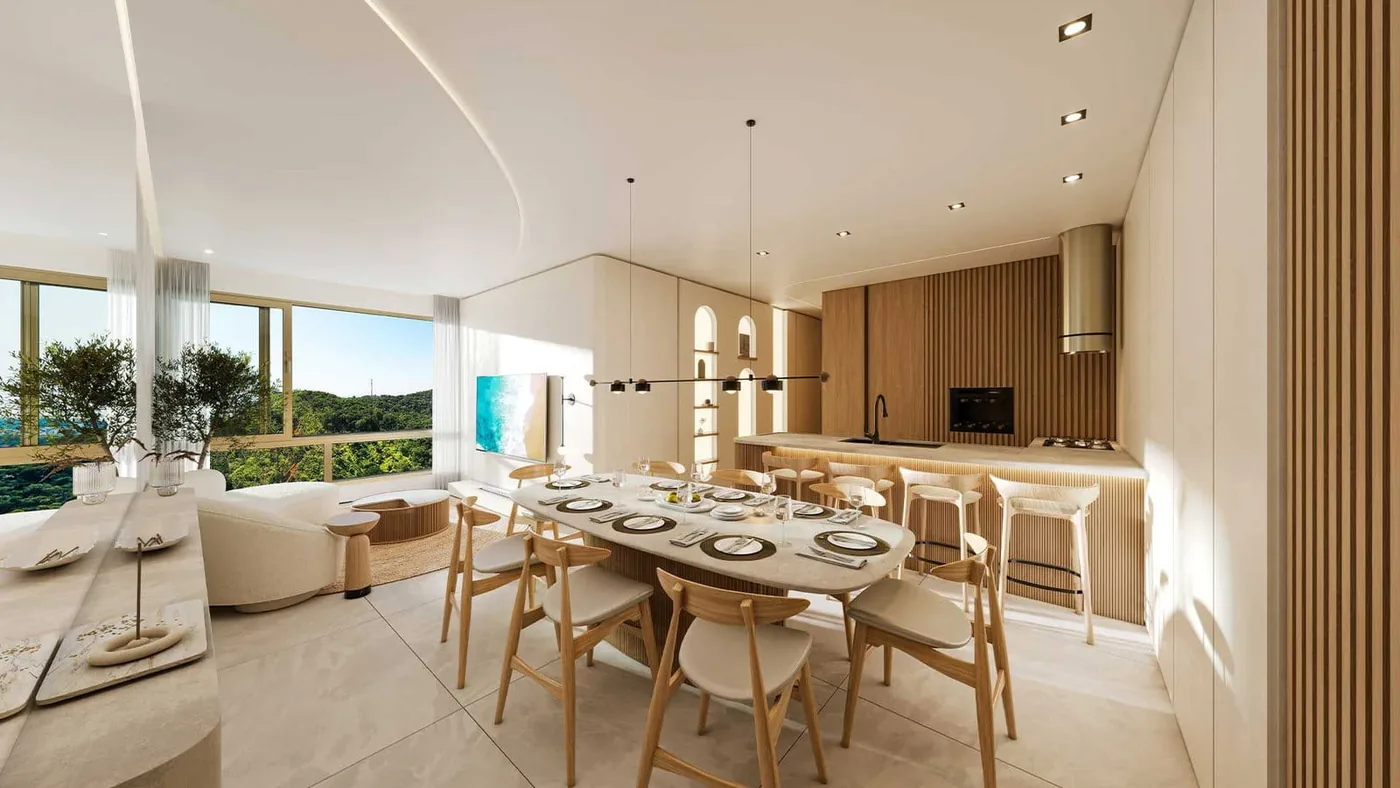 Sala de jantar com mesa posta para seis, pendentes e janela ampla para a mata