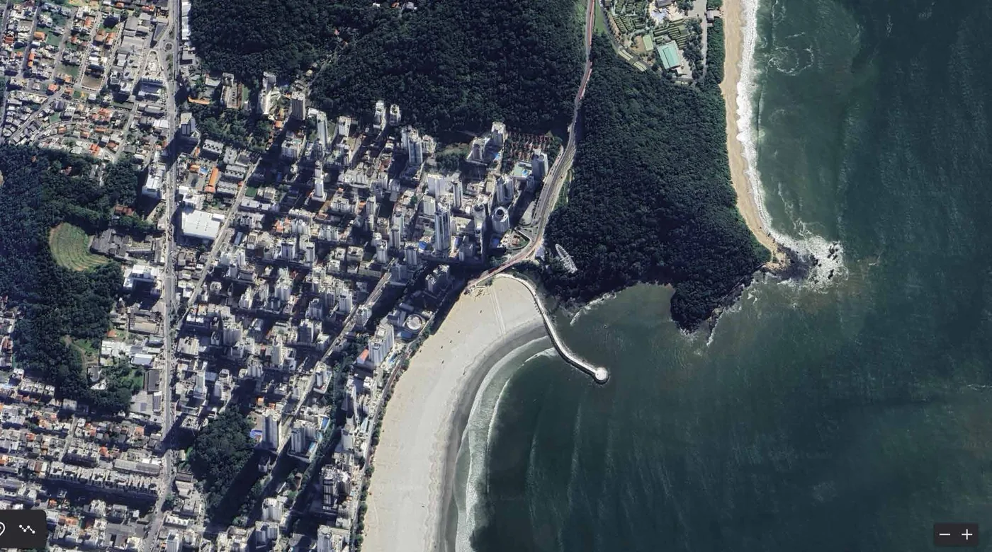 Vista de satélite de Balneário Camboriú com a Barra Norte, o costão e a praia, e a posição do Garden Park assinalada