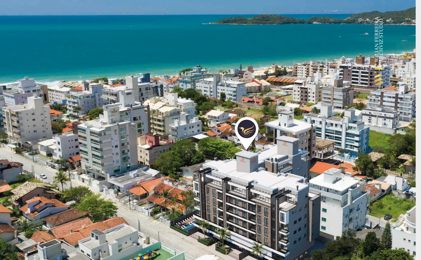 Vista aérea de Bombas com o Gralha Azul Residence assinalado, a malha de casas e prédios baixos entre ele e a praia, e o costão ao fundo