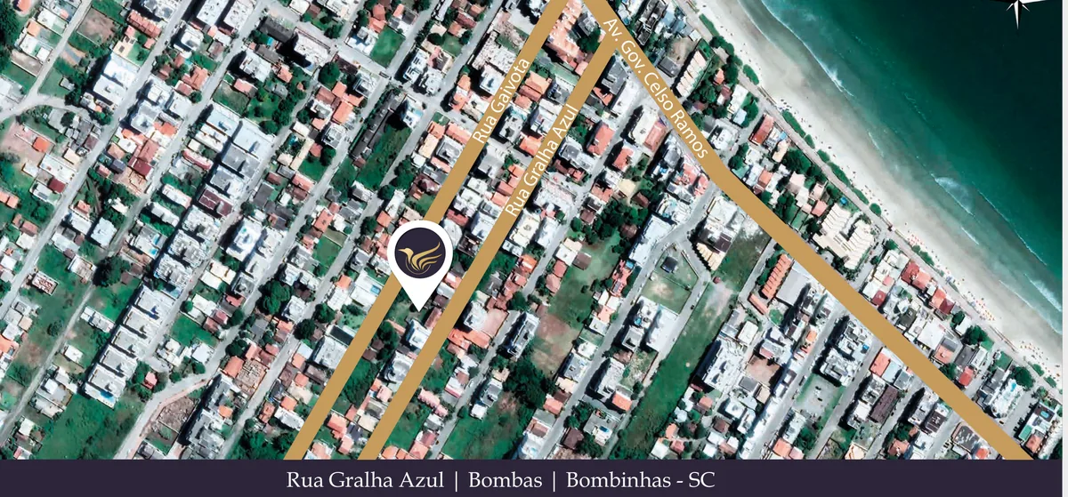Mapa de satélite de Bombas com o terreno do Gralha Azul assinalado, as avenidas em destaque e a faixa de areia à direita