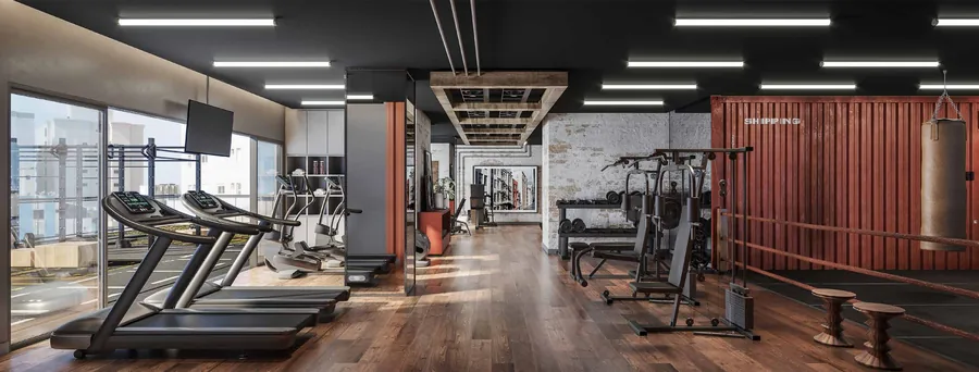 Fitness Center com esteiras, aparelhos de musculação e saco de pancada ao fundo