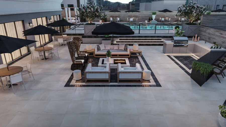 Outdoor Grill com guarda-sóis, mesas baixas e sofás, ao lado da piscina