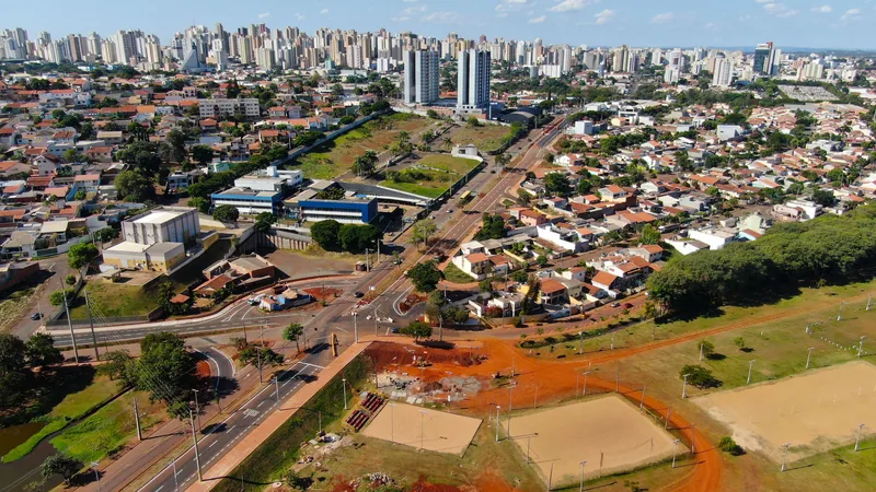 Vista aérea de Londrina, com os prédios do centro no horizonte e os bairros em primeiro plano