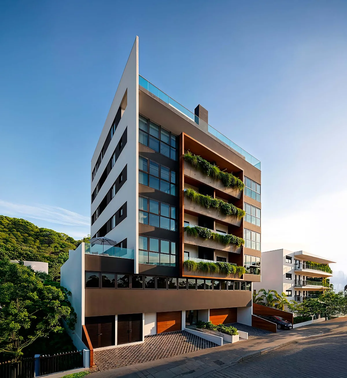 Fachada frontal do Liv Green, com volume branco de um lado, painel de madeira com vegetação pendente do outro e o rooftop envidraçado no topo