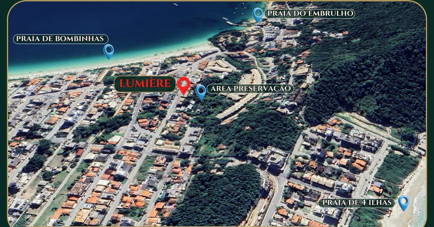 Mapa de satélite do Centro de Bombinhas com o terreno do Château de Lumière assinalado, a Praia de Bombinhas à esquerda, a Praia do Embrulho acima, a Praia de Quatro Ilhas abaixo e a área de preservação ao lado