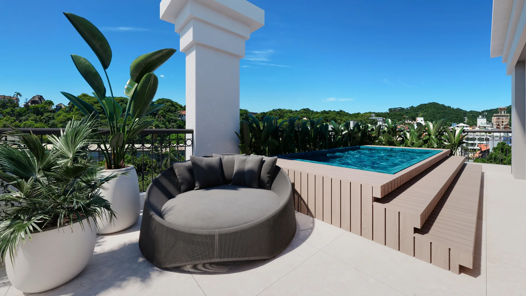 Terraço do rooftop com piscina de borda alta, sofá redondo, vasos altos com estrelícias e a mata do morro atrás das colunas brancas