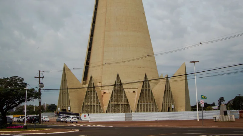 Catedral de Maringá vista da praça, com a base em arcos e a torre subindo para fora do enquadramento