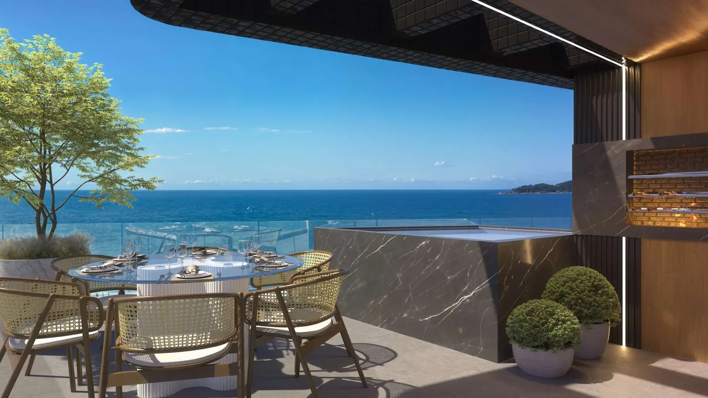 Terraço da cobertura com mesa de jantar sob a laje de madeira, árvore em vaso na borda e o mar aberto adiante