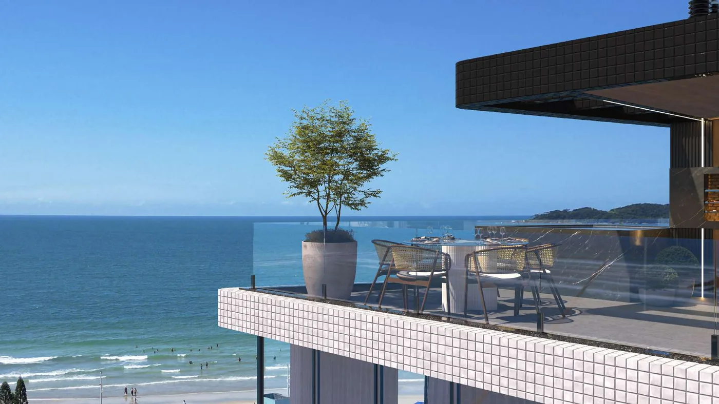 Terraço do Miraj com vaso de árvore na borda, guarda-corpo de vidro e, abaixo, a areia e o mar da Praia de Bombas