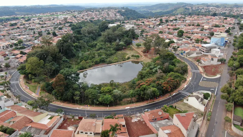 Vista aérea de uma cidade do Sudoeste do Paraná, com um lago e um parque cercados pela avenida