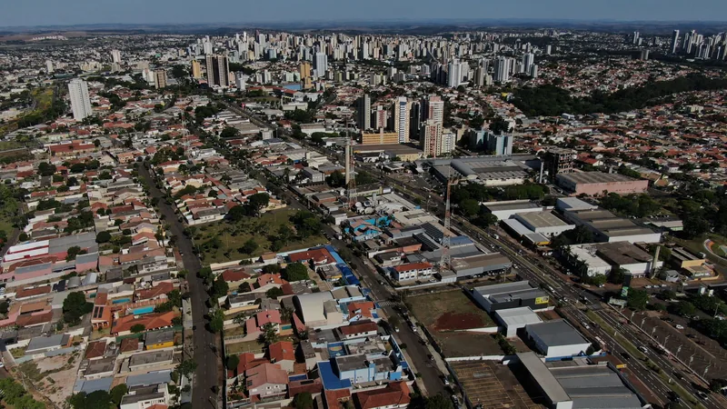 Vista aérea de uma cidade dos Campos Gerais, com os bairros em primeiro plano e os prédios do centro no horizonte