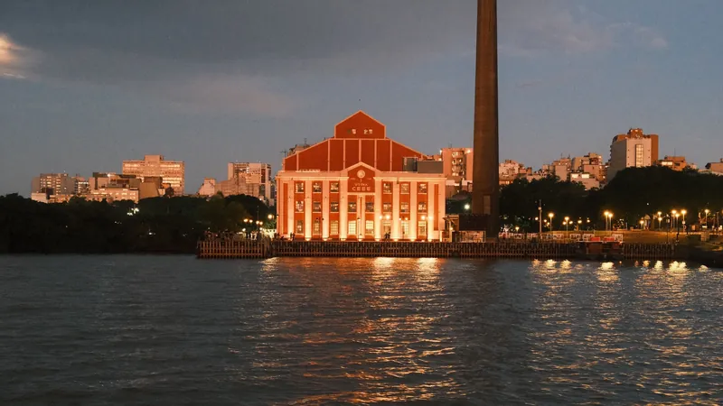 Usina do Gasômetro, em Porto Alegre, às margens do Guaíba