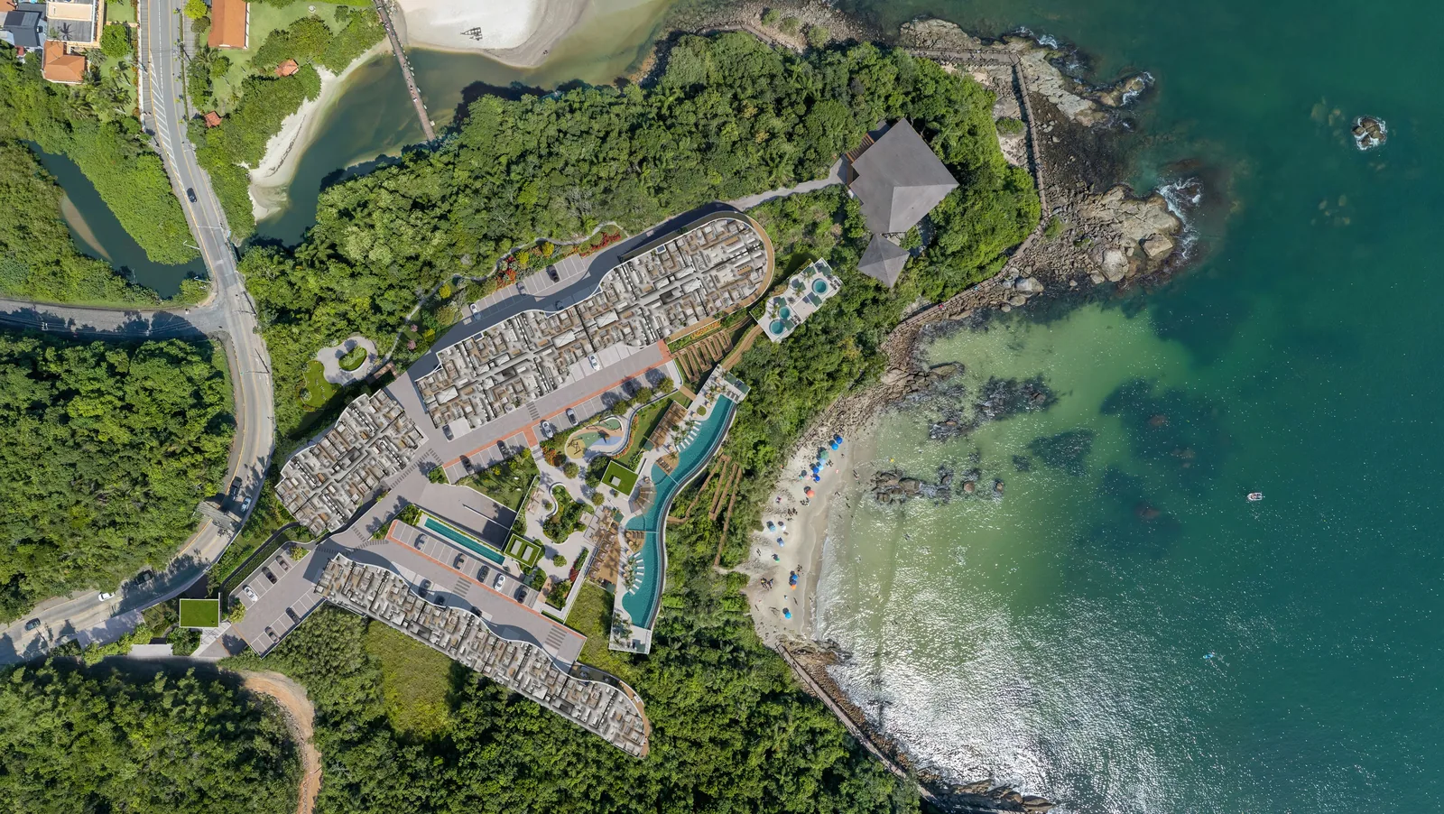 Implantação vista de cima: as sete torres distribuídas na encosta, a torre de lazer, as piscinas e o acesso à Praia do Ribeiro