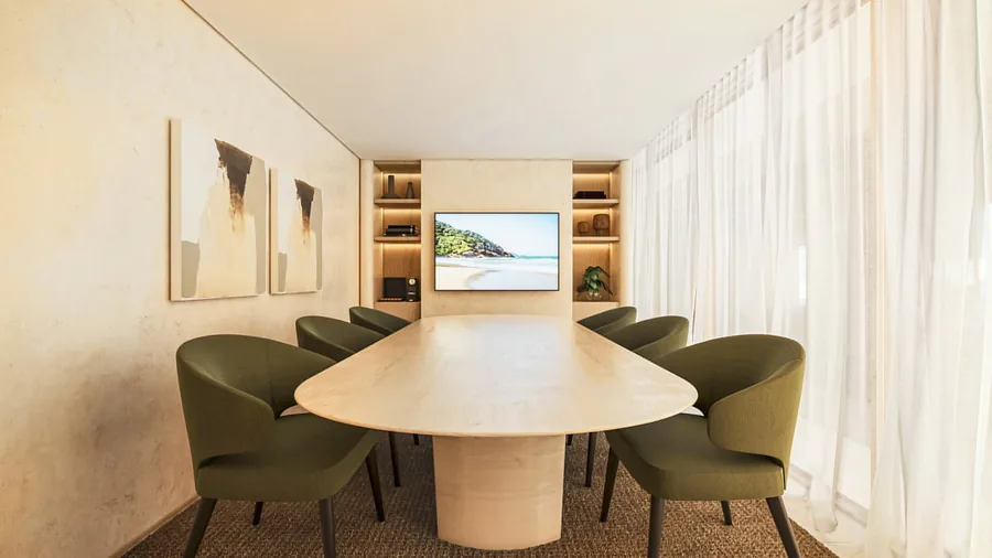 Sala business com mesa oval para dez pessoas, cadeiras estofadas e cortinas claras