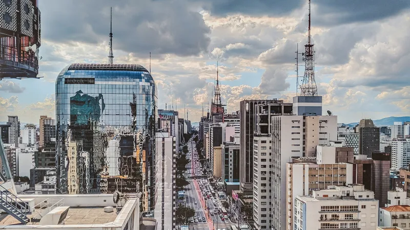 Avenida Paulista vista do alto, com os prédios de escritório dos dois lados