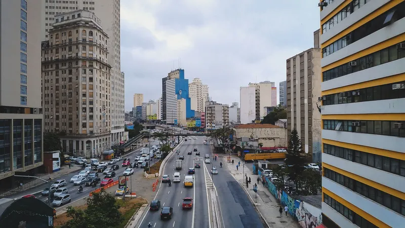 Avenida de São Paulo vista do alto, com trânsito nas duas pistas