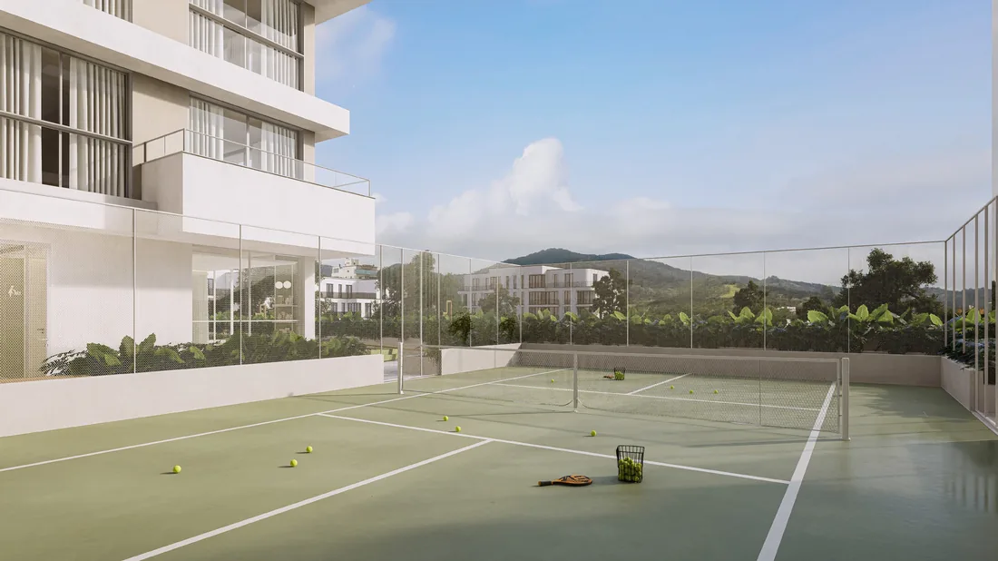 Quadra de pickleball com piso verde e azul, cercada por tela, com o morro ao fundo