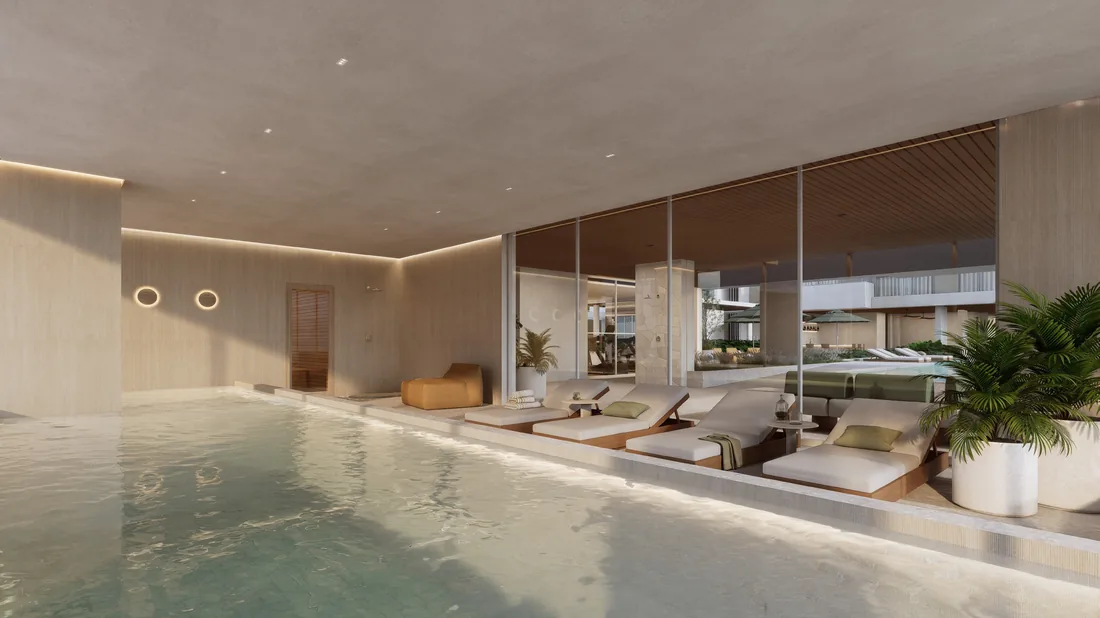 Piscina coberta e aquecida, com espreguiçadeiras na borda e vidro aberto para o deck externo