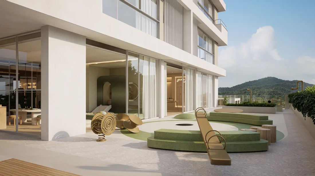 Estar zen ao ar livre, com assentos baixos em curva sobre deck de madeira e o morro ao fundo