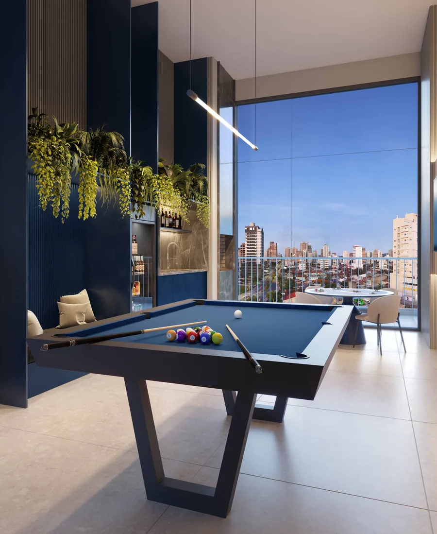 Sala de jogos com mesa de sinuca ao centro, parede azul escura, plantas pendentes e janela alta para a cidade