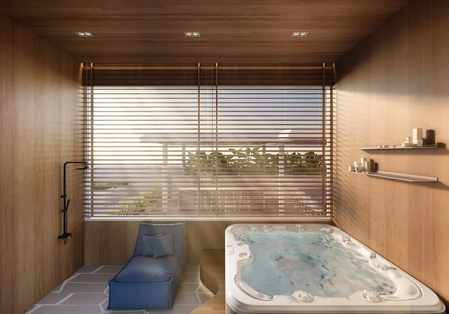 Spa revestido de madeira, com ofurô, banco de descanso, chuveiro e persiana filtrando a luz