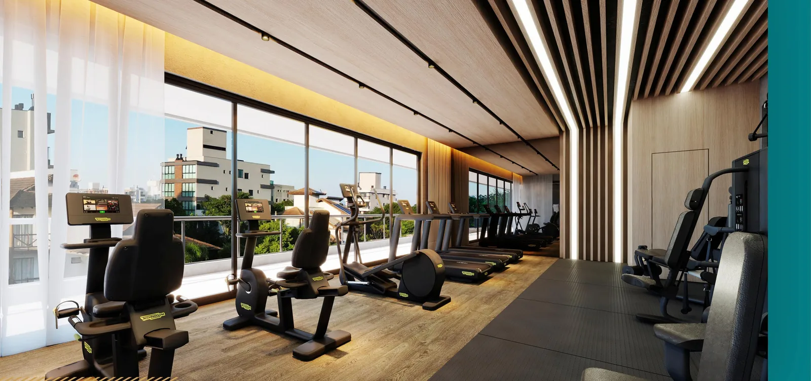 Espaço fitness com bicicletas e esteiras alinhadas diante das janelas, piso de madeira e o ripado de madeira iluminado no teto