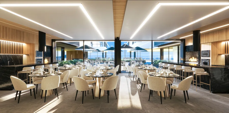 Espaço gourmet com mesas redondas postas, forro de madeira e vista para fora