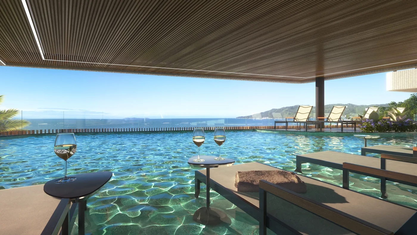Piscina com borda voltada para o mar, deck de madeira e cobertura ripada acima