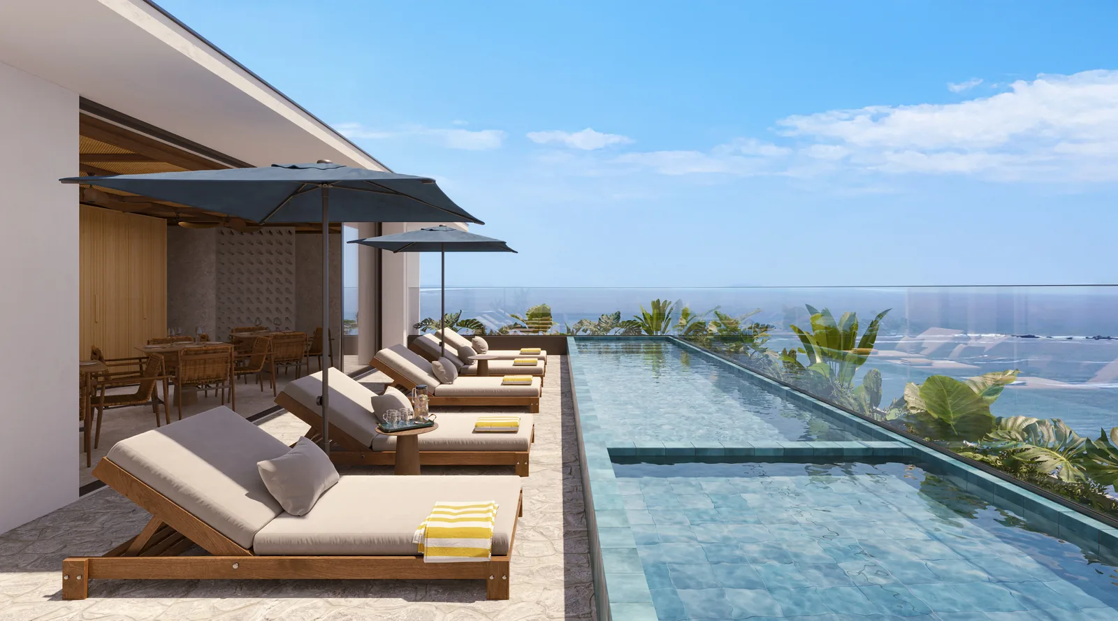 Piscina do rooftop com borda de vidro voltada para o mar, espreguiçadeiras de madeira com guarda-sóis e a área coberta ao lado